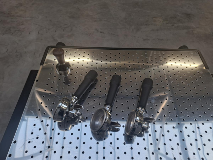 Zdjęcie przedmiotu: Кавоварка CREM EBEE-D82B-22AR 2-х групова