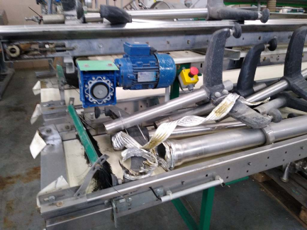 Zdjęcie przedmiotu: A line for the production of juices consisting of three units: sorting, grinding and squeezing juice as well as juice packaging and packing.