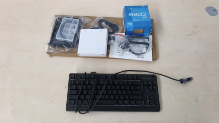 Zdjęcie przedmiotu: Zestaw komputerowy: Komputer stacjonarny Intel Core i5-12400F, RTX 5060, 32GB, 2TB M2, WIN 11 Pro + Monitor LED 27" AOC 27G4X + Słuchawki + Klawiatura  + Myszka 