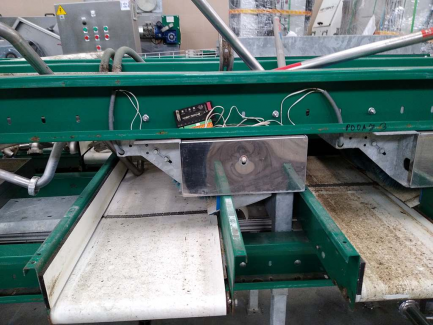 Zdjęcie przedmiotu: A line for the production of juices consisting of three units: sorting, grinding and squeezing juice as well as juice packaging and packing.