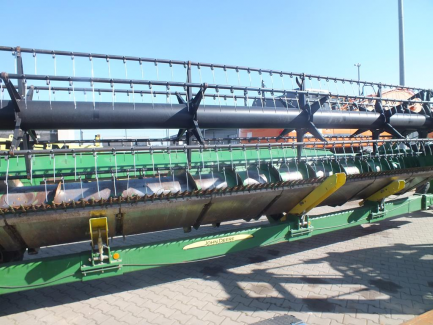 Zdjęcie przedmiotu: JOHN DEERE S690 S600 harvester + header JOHN DEERE model 635R with a header carriage