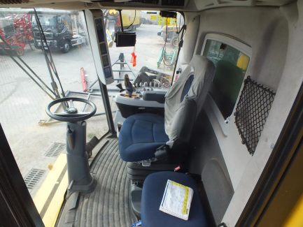 Zdjęcie przedmiotu: Kombajn zbożowy NEW HOLLAND TC 5.80 479 + header NEW HOLLAND 17 + w&oacute;zek