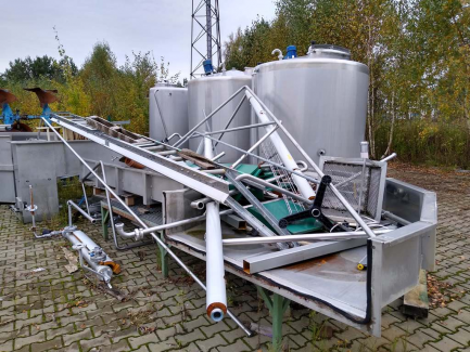 Zdjęcie przedmiotu: A line for the production of juices consisting of three units: sorting, grinding and squeezing juice as well as juice packaging and packing.