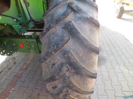 Zdjęcie przedmiotu: JOHN DEERE S690 S600 harvester + header JOHN DEERE model 635R with a header carriage