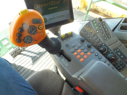 Zdjęcie przedmiotu: JOHN DEERE S690 S600 harvester + header JOHN DEERE model 635R with a header carriage