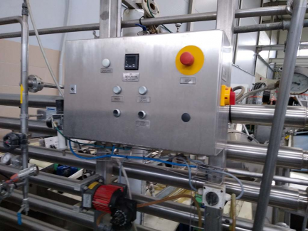 Zdjęcie przedmiotu: A line for the production of juices consisting of three units: sorting, grinding and squeezing juice as well as juice packaging and packing.