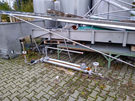 Zdjęcie przedmiotu: A line for the production of juices consisting of three units: sorting, grinding and squeezing juice as well as juice packaging and packing.