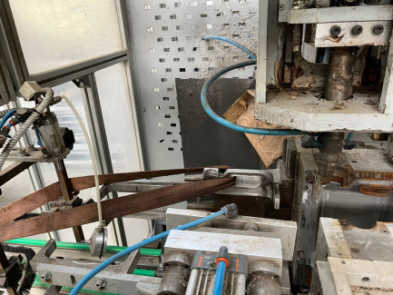 Zdjęcie przedmiotu: The ERA-TECH BMU 2 extruder and bottler is used in the plastics industry for the automatic production of thermoplastic containers by extrusion blow molding.