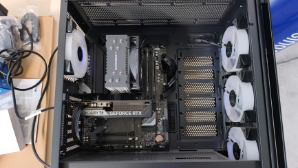 Zdjęcie przedmiotu: Zestaw komputerowy: Komputer stacjonarny Intel Core i5-12400F, RTX 5060, 32GB, 2TB M2, WIN 11 Pro + Monitor LED 27" AOC 27G4X + Słuchawki + Klawiatura  + Myszka 