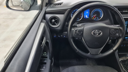 Zdjęcie przedmiotu: Toyota Corolla sedan 1.6 Comfort