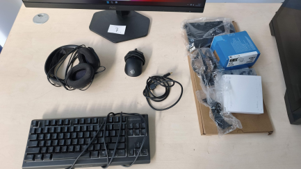 Zdjęcie przedmiotu: Zestaw komputerowy: Komputer stacjonarny Intel Core i5-12400F, RTX 5060, 32GB, 2TB M2, WIN 11 Pro + Monitor LED 27" AOC 27G4X + Słuchawki + Klawiatura  + Myszka 