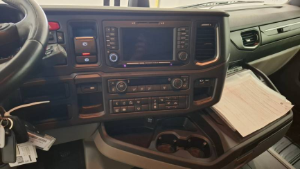 Zdjęcie przedmiotu: SCANIA R460 Super E6 18.0t 4x2 NA Highline