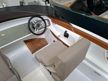 Zdjęcie przedmiotu: VTS FLYING SHARK CLASSIC 5.7 electric motor boat