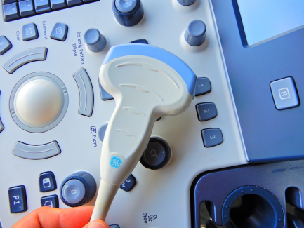 Zdjęcie przedmiotu: GE Ultrasound Korea ultrasound machine. Ltd. LOGIQ S8 R1 is R2 UPG