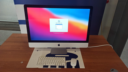 Zdjęcie przedmiotu: Apple iMac 27 "computer with Retina 5K, 3.0GHz 6-core 8th-gen. Intel Core i5, 8GB, 1TB FD, Radeon Pro 570 MRQY2ZE / A