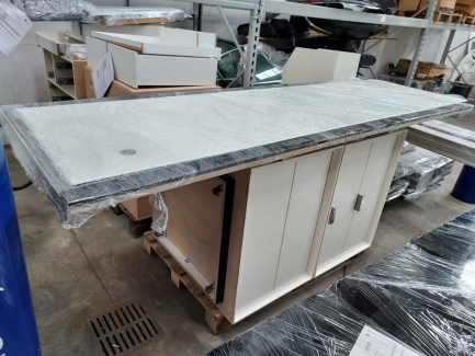 Zdjęcie przedmiotu: Обладнання магазину - меблі (каса, шафа для книг, кубики з висувними ящиками, фронтальні меблі)