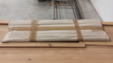 Zdjęcie przedmiotu: Zestaw mebli (WITRYNA KAS 2303 M CHROM, KOMODA 4D WITRYNOWA KAS 2306 WM CHROM, ST&Oacute;Ł Z METALOWYMI NOGAMI (200+2x50) TI 2350 M CHROM)