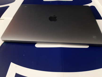 Zdjęcie przedmiotu: Laptop / Notebook Apple MacBook Pro 13" z Touch Bar, 4-rdzeinowy Intel Core i5 1.4 GHz , 8 gen, RAM 8 GB, dysk 512GB SSD kod producenta: MXK52ZE/A z akcesoriami