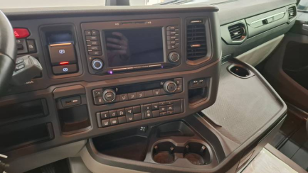 Zdjęcie przedmiotu: SCANIA R460 Super E6 18.0t 4x2 NA Highline