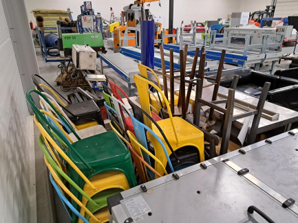 Zdjęcie przedmiotu: Zestaw krzeseł oraz stoł&oacute;w