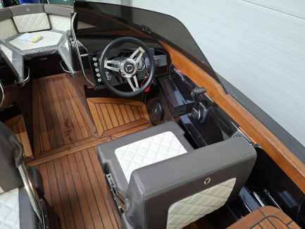 Zdjęcie przedmiotu: VTS FLYING SHARK BOWRIDER 5.7 motorboat