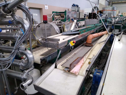 Zdjęcie przedmiotu: A line for the production of juices consisting of three units: sorting, grinding and squeezing juice as well as juice packaging and packing.