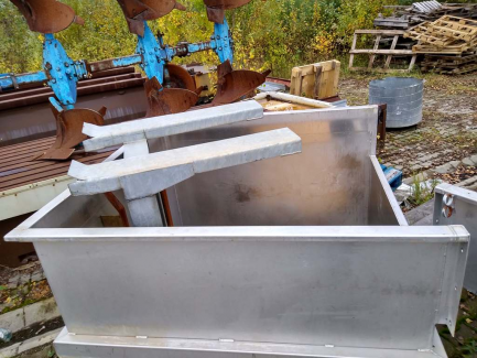 Zdjęcie przedmiotu: A line for the production of juices consisting of three units: sorting, grinding and squeezing juice as well as juice packaging and packing.