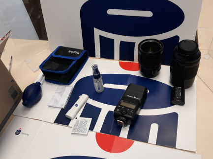 Zdjęcie przedmiotu: Photographic equipment set (FUJI XF 80 mm F2.8 R LM OIS WR Macro lens, SONY Distagon T * FE 35 / f 1.4 ZA lens, QUADRALITE Stroboss 36 Evo Fuji flash, QUADRALITE battery, CARL ZEISS cleaning kit)