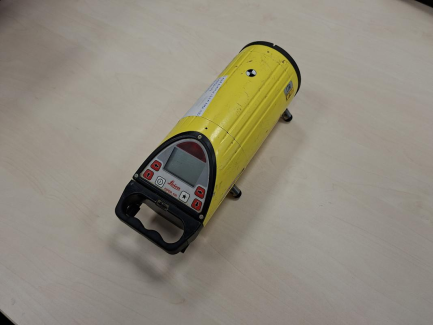 Zdjęcie przedmiotu: Laser rurowy LEICA PIPER 100 wykorzystywany do układania rur, budowy sieci sanitarnych, kontroli spadk&oacute;w. 
