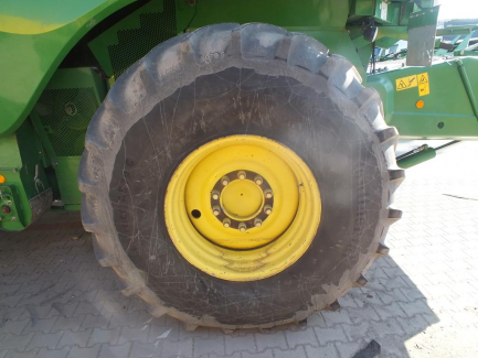 Zdjęcie przedmiotu: JOHN DEERE S690 S600 harvester + header JOHN DEERE model 635R with a header carriage