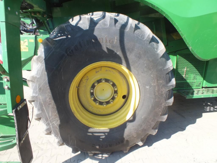 Zdjęcie przedmiotu: JOHN DEERE S690 S600 harvester + header JOHN DEERE model 635R with a header carriage