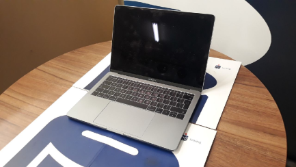 Zdjęcie przedmiotu: Ноутбук Apple MacBook Pro 13-дюймовий 2,3 ГГц двоядерний i5, RAM 8 ГБ, 256 ГБ Intel Iris Plus Graphics 640 Space Grey