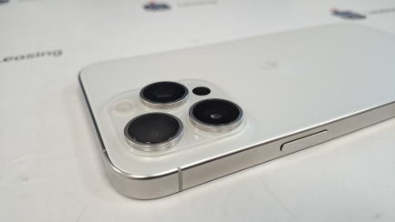 Zdjęcie przedmiotu: Смартфон / Телефон APPLE iPhone 15 Pro Max 5G 256 ГБ 6.7" 120 Гц Титаново-білий Код товару: MU783PX/A