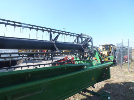 Zdjęcie przedmiotu: JOHN DEERE S690 S600 harvester + header JOHN DEERE model 635R with a header carriage