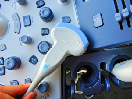 Zdjęcie przedmiotu: GE Ultrasound Korea ultrasound machine. Ltd. LOGIQ S8 R1 is R2 UPG