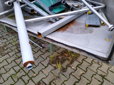 Zdjęcie przedmiotu: A line for the production of juices consisting of three units: sorting, grinding and squeezing juice as well as juice packaging and packing.