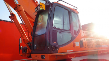 Zdjęcie przedmiotu: DOOSAN Infracore Co., Ltd. DX530LC-3 tracked excavator