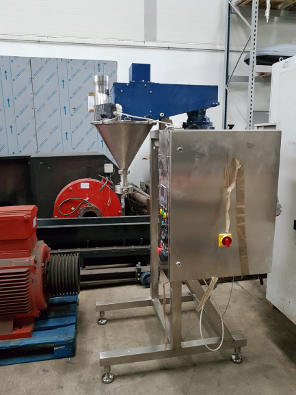 Linia produkcyjna (półautomat dozujący + podajnik ślimakowy + przyrząd do wciskania wieczek)