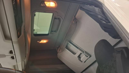 Zdjęcie przedmiotu: SCANIA R460 Super E6 18.0t 4x2 NA Highline