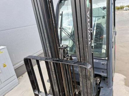 Zdjęcie przedmiotu: Вилочний навантажувач Toyota 02-8FGF18