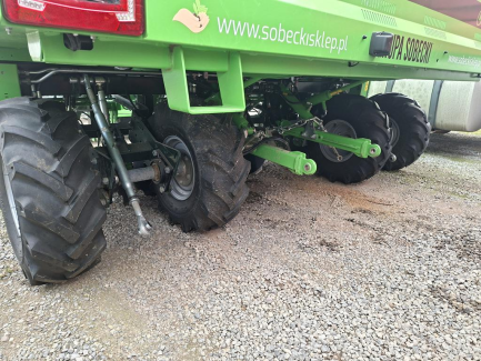 Zdjęcie przedmiotu: Czterorzędowa sadzarka do ziemniak&oacute;w z napędem hydraulicznym AVR CERES 440