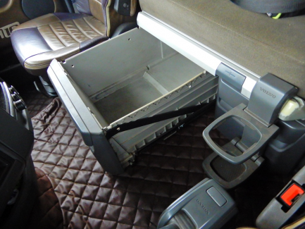 Zdjęcie przedmiotu: AUCTION OF THE DAY Volvo FH 16 700 6x4 Globetrotter Euro 5 with BERGS FOGEN timber body with JONSERED 1080 crane