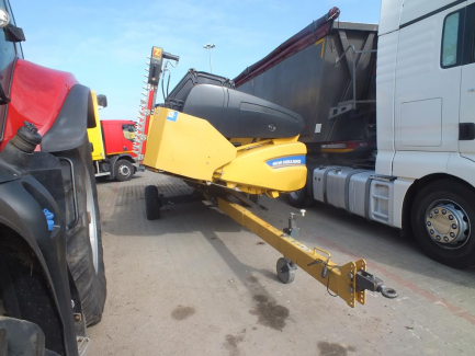 Zdjęcie przedmiotu: Kombajn zbożowy NEW HOLLAND TC 5.80 479 + header NEW HOLLAND 17 + w&oacute;zek