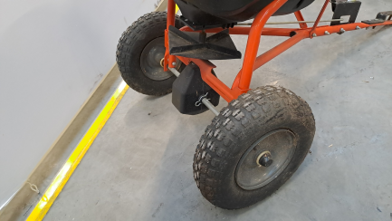 Zdjęcie przedmiotu: Przyczepka i rozsiewacz PROFI