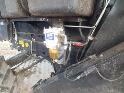 Zdjęcie przedmiotu: Kombajn zbożowy NEW HOLLAND TC 5.80 479 + header NEW HOLLAND 17 + w&oacute;zek