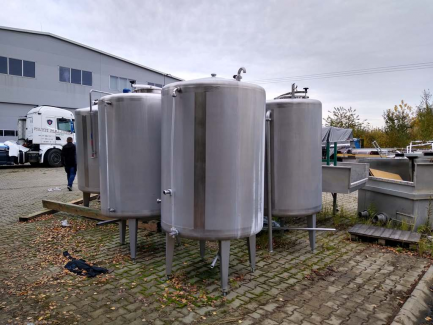 Zdjęcie przedmiotu: A line for the production of juices consisting of three units: sorting, grinding and squeezing juice as well as juice packaging and packing.