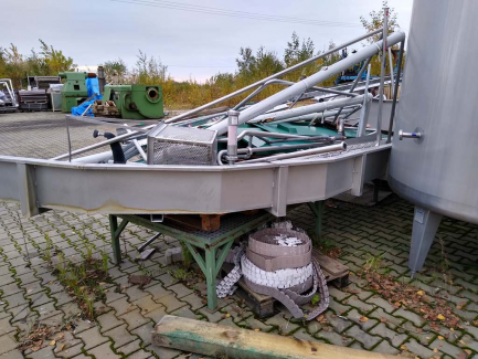 Zdjęcie przedmiotu: A line for the production of juices consisting of three units: sorting, grinding and squeezing juice as well as juice packaging and packing.