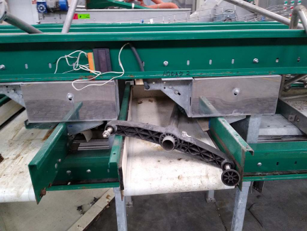 Zdjęcie przedmiotu: A line for the production of juices consisting of three units: sorting, grinding and squeezing juice as well as juice packaging and packing.