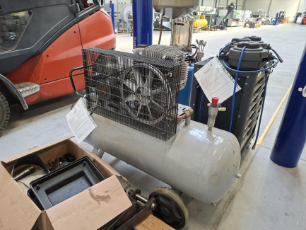 Zdjęcie przedmiotu: Workshop equipment set