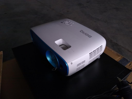 Zdjęcie przedmiotu: Multimedia equipment (projectors, lenses)